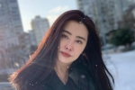 53岁王祖贤雪中近照曝光 长发飘飘