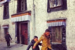 他用一台iphone 4就拍出了绝美的西藏！
