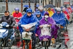 春雨贵如油 一件雨衣“配齐”时髦与实用