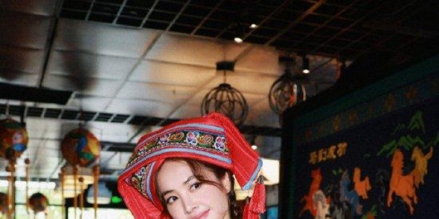 蔡依林分享南宁美食vlog 穿壮族服饰扎双麻花辫甜美可爱