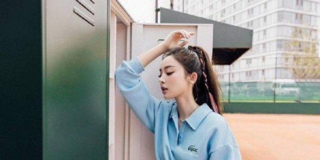 娜扎穿天蓝色运动服打网球 头扎高马尾干练有活力